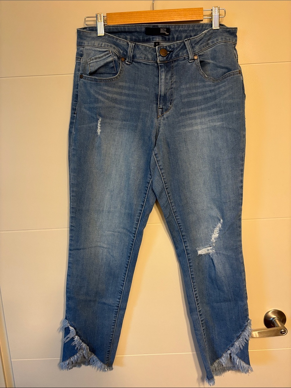 1822 Denim Frayed Hem Cropped Blue Jeans